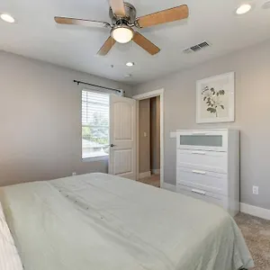 Two-story Near Oak Park Brewing! Holiday home